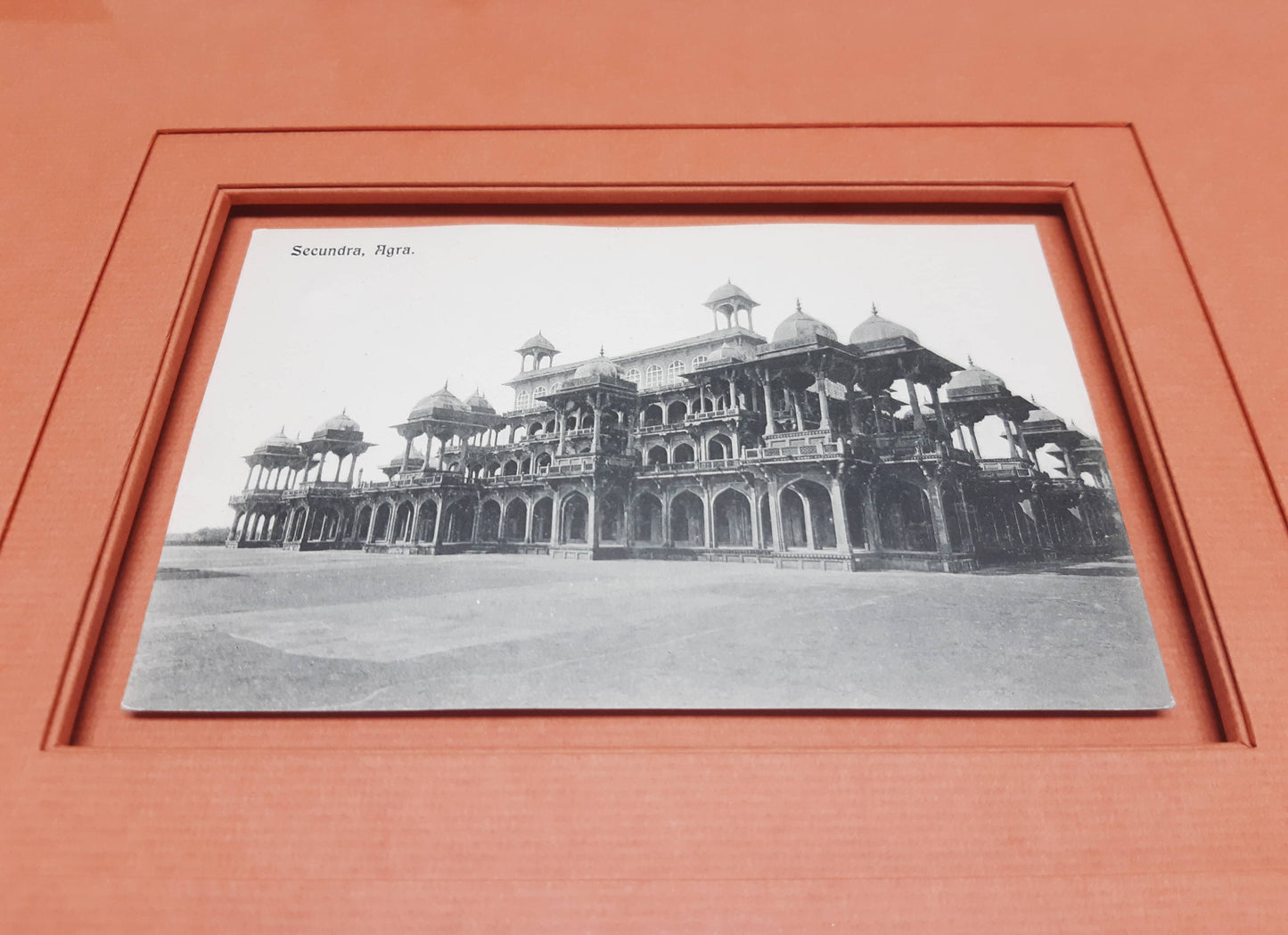 "Secundra. Agra .Inde". Carte postale ancienne dans son encadrement.